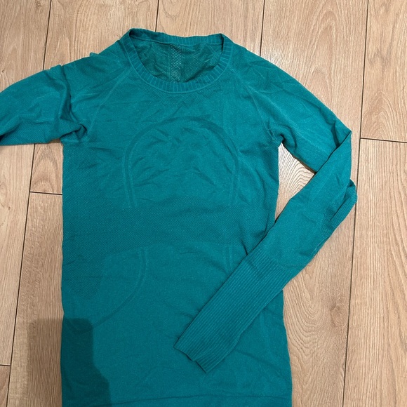 Lululemon long sleeve - Picture 3 of 6